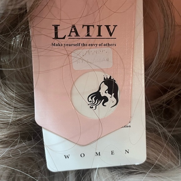 LATIV Elegant Lace Front Ombre Gray Wig for Women - Picture 5 of 5